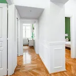 Cityscape Budget Art Deco Apartman